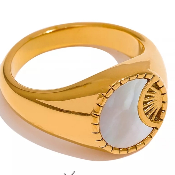 18 k Gold Plated Queen Ring Size 8 - Picture 2 of 4